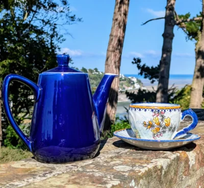 cafetiere vintage bleu avec tasse H.Quimper