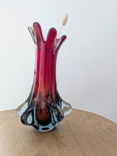 Vase Murano à six doigts en verre soufflé vintage, design organique bicolore rouge carmin et bleu électrique, sculpture de maître verrier italien.