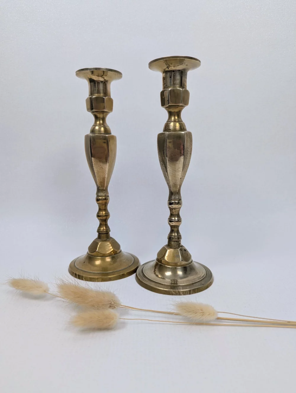 Paire de bougeoirs en laiton doré anciens