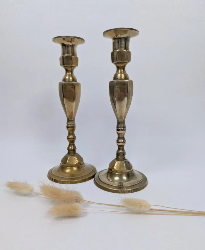 Paire de bougeoirs en laiton doré anciens