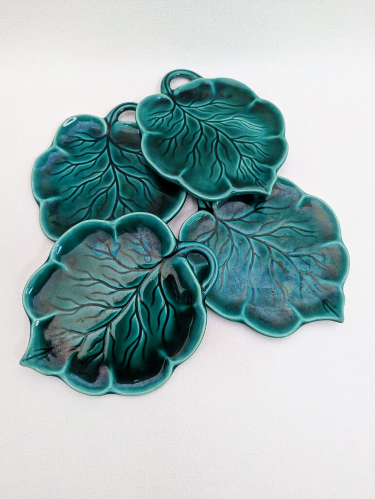 Coupelles apéritif feuilles de vigne en barbotine turquoise Saint-Clément