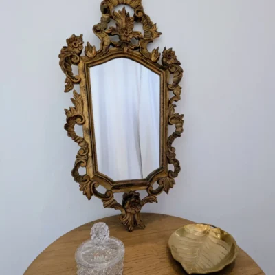 Miroir en bois sculpté doré à la feuille style Louis XV