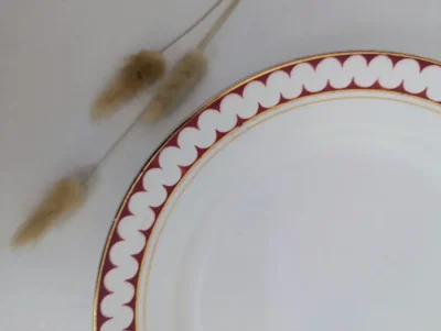 Cachet au dos d'une assiette Lunéville modèle Madrigal avec estampille de la manufacture K & G France