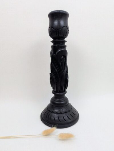 Grand bougeoir en bois massif noir sculpté de 31 cm, finition mate texturée et réceptacle en laiton doré, décoration chic de style néo-classique.