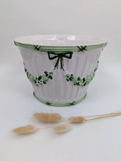 Cache-pot ancien en barbotine blanche et verte avec guirlandes de fleurs et nœuds en relief, style romantique.