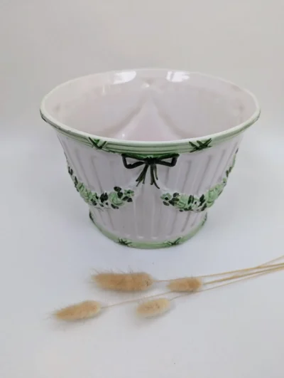 Cache-pot ancien en barbotine blanche et verte décor nœuds guirlandes Villa Brieg antiquités