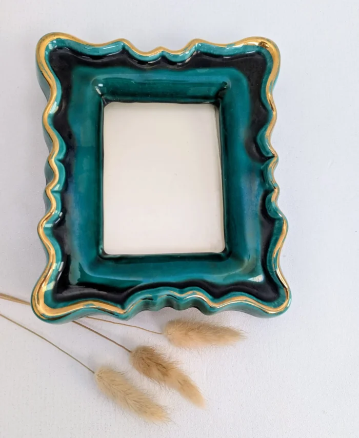 Cadre photo ancien en Barbotine vert et doré