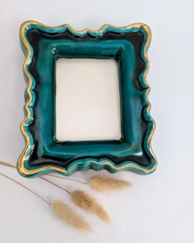 Cadre photo ancien en Barbotine vert et doré