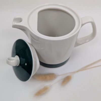 Intérieur propre et sain d'une cafetière vintage Villeroy et Boch en porcelaine.