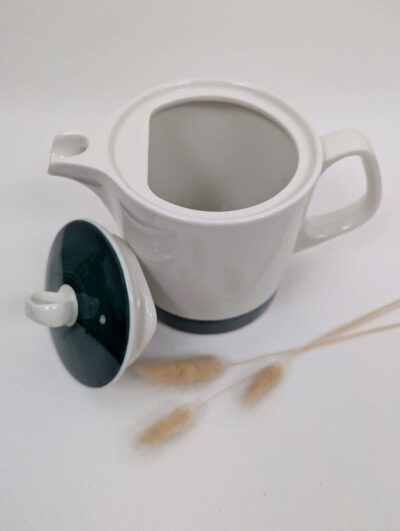 Intérieur propre et sain d'une cafetière vintage Villeroy et Boch en porcelaine.