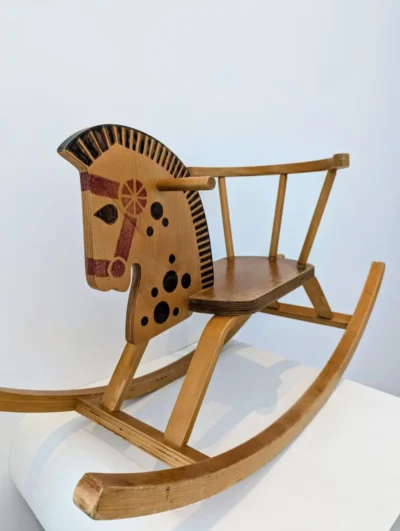 Cheval à bascule bois vintage avec motifs pyrogravés rouges et noirs sur hêtre blond