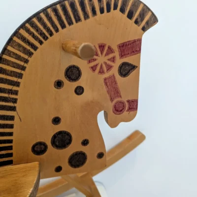 cheval à bascule en bois zoom sur la tête