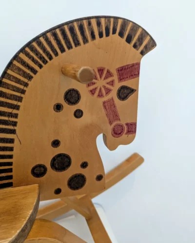 cheval à bascule en bois zoom sur la tête