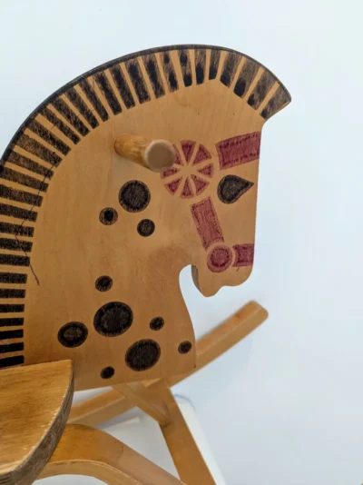 cheval à bascule en bois zoom sur la tête