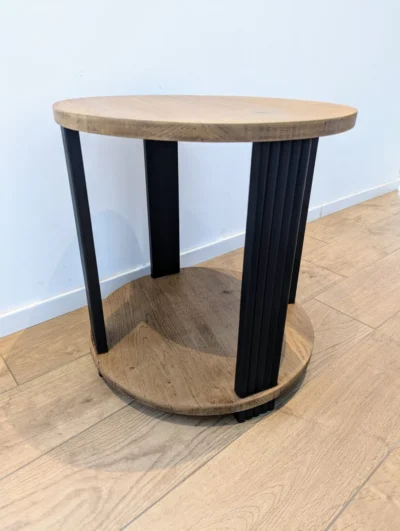 Table console Art Déco restaurée, plateau arrondi en bois clair et pieds cannelés peints en noir mat, meuble d'appoint bicolore des années 30.