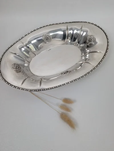 Corbeille ovale en métal argenté collection Gallia Christofle avec motifs tourbillons et bord perlé