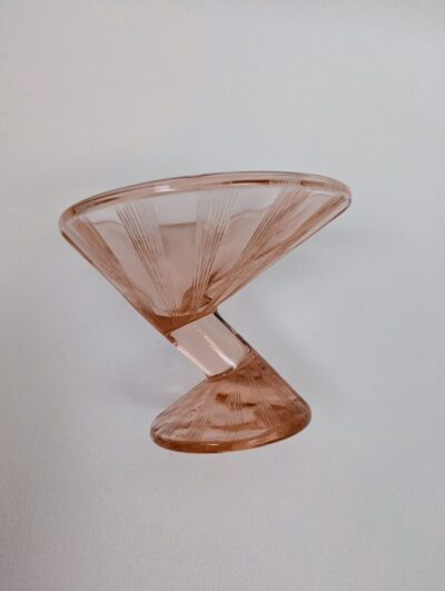 Coupe à Martini Art Déco verre rose pied zigzag Villa Brieg verrerie vintage