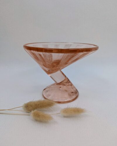Verre martini en verre rosé style Art Déco années folles teinte rose poudré vintage.