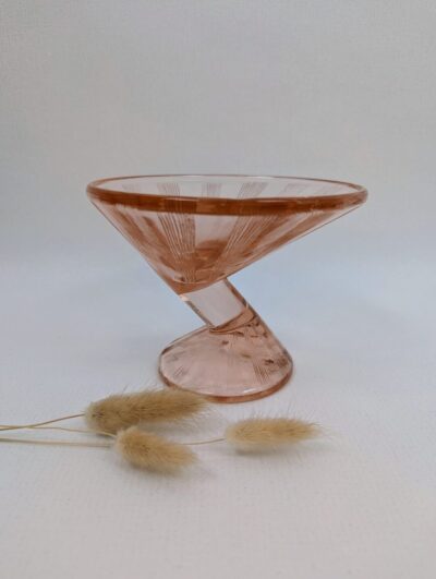 Verre martini en verre rosé style Art Déco années folles teinte rose poudré vintage.