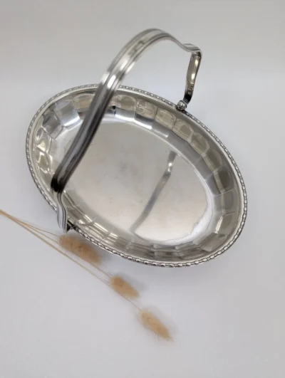 Coupe creuse en métal argenté brillant avec poinçon Regis Plate et bordure ciselée