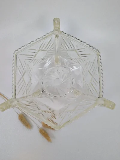 Grande coupe hexagonale en verre moulé transparent avec motifs géométriques et pieds tripode