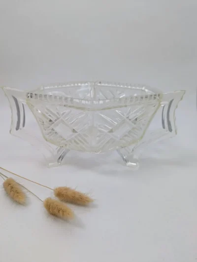 Coupe en verre Art Déco hexagonale des années 30, piètement tripode à trois anses sculptées, design géométrique transparent.