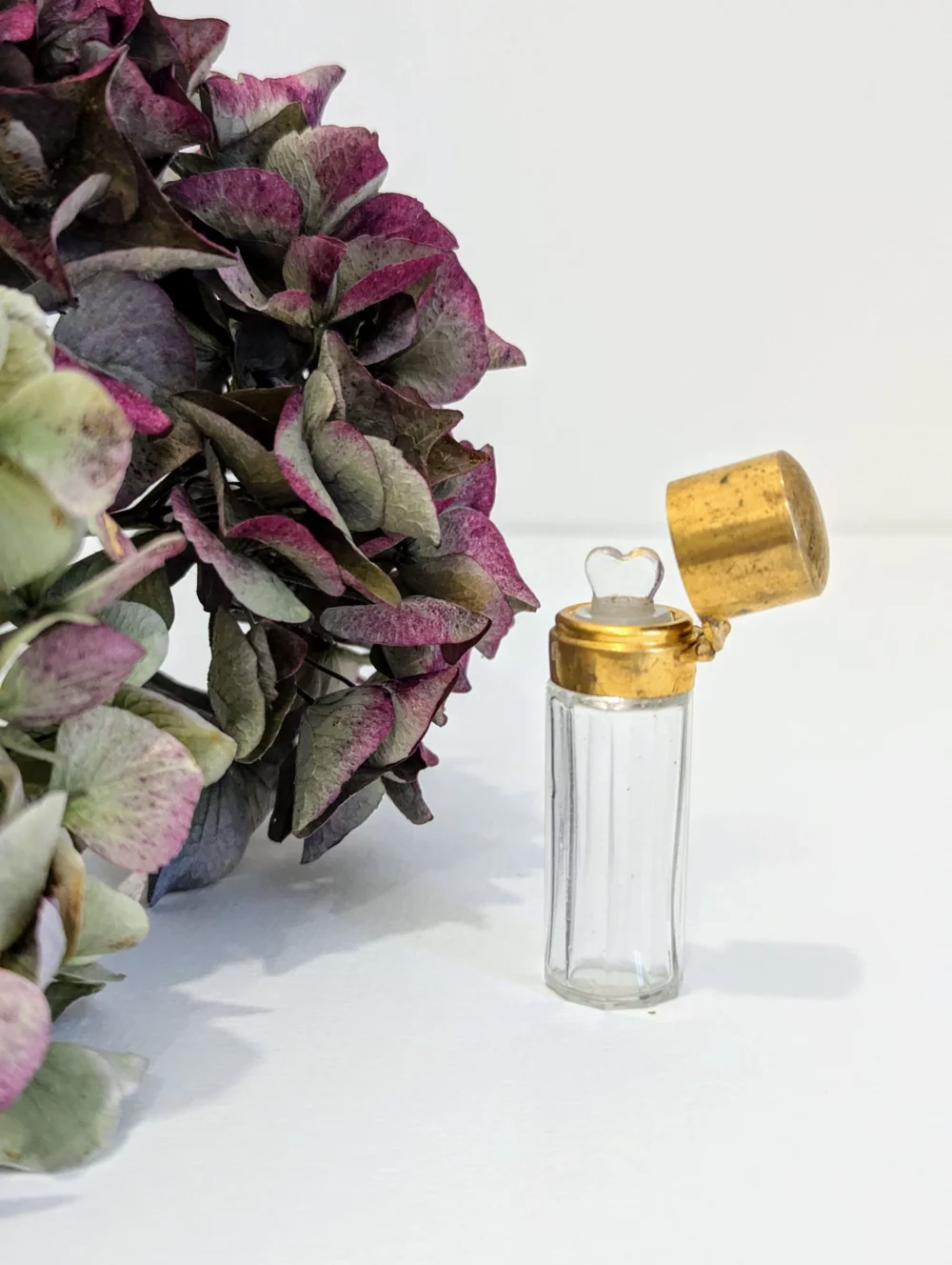 Ancien flacon de parfum de poche verre et métal doré