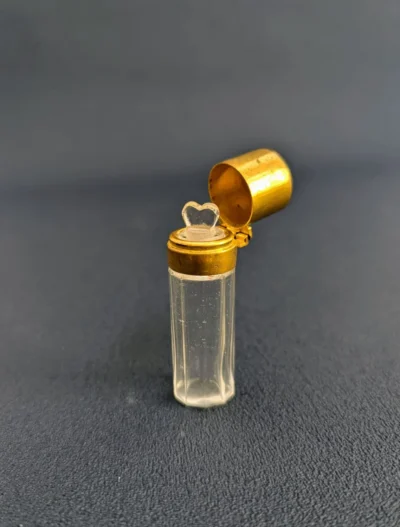 Petit flacon de parfum de poche ancien verre émaillé décor floral rose et or Villa Brieg objet de vitrine
