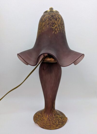 Lampe à poser avec pied sculptural en bronze travaillé et abat-jour tulipe en pâte de verre aubergine dégradé