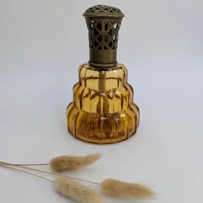 Lampe Berger en verre de couleur ambre et métal. ancien modèle.