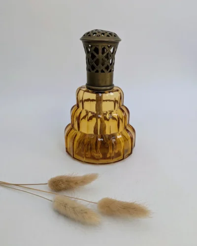 Lampe Berger en verre de couleur ambre et métal. ancien modèle.
