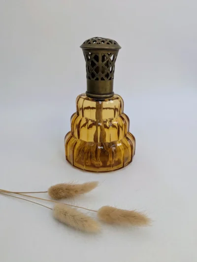 Lampe Berger ancienne en verre ambré style Art Déco, diffuseur de parfum vintage avec mèche neuve et monture métal.