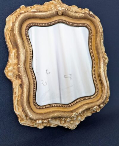 Miroir vintage en plâtre moulé couleur beige doré