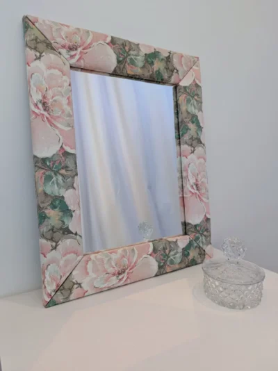 Miroir vintage avec cadre en tissu fleuri imprimé pastel rose et vert, style shabby chic anglais 50x40cm.