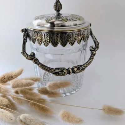 Seau à biscuit ancien en verre taille couverte en métal