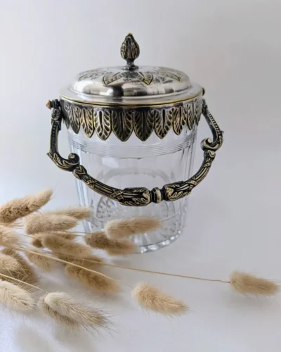Seau à biscuit ancien en verre taille couverte en métal