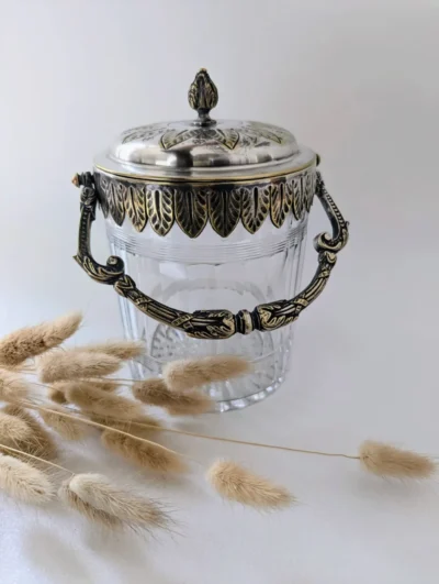 Seau à biscuits ancien en verre ciselé à facettes et monture en métal argenté avec anse, diamètre 12 cm, accessoire d'art de la table vintage.