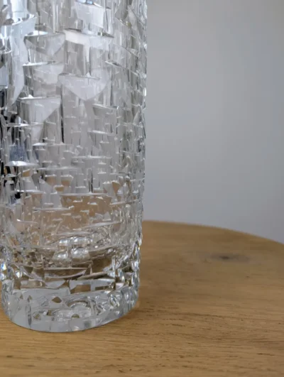 Vase ancien en cristal de Bohème incolore richement taillé à pointes de diamant et facettes