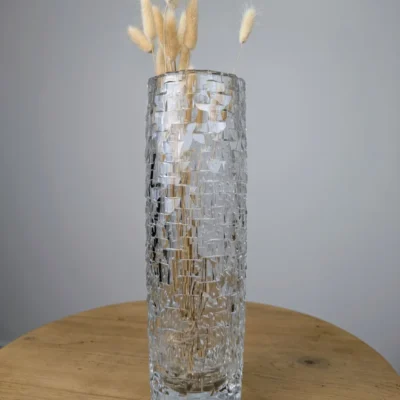 Grand vase en cristal taillé à multiples facettes