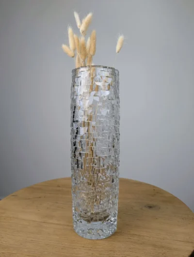 Grand vase vintage en cristal taillé de Bohème des années 1950, 35 cm de hauteur, facettes asymétriques et éclat lumineux.