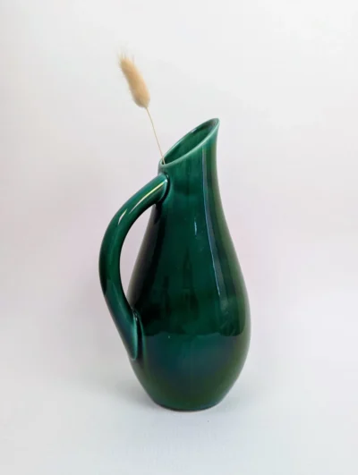 Broc vintage en céramique vert émeraude Val d'Or pour Gien, carafe à eau ou vase soliflore au design épuré, faïence française de collection.