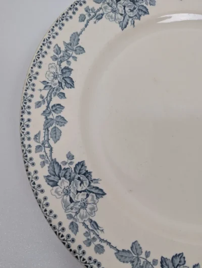 Assiette ancienne en Terre de Fer décor floral bleu Villa Brieg vaisselle vintage authentifiée