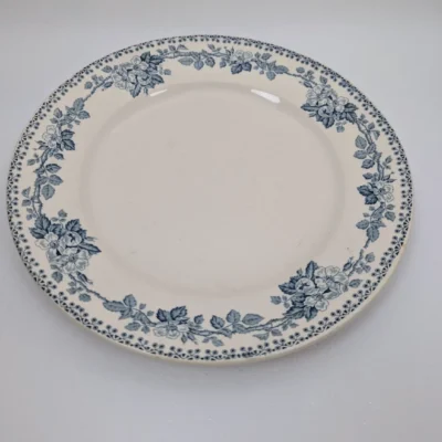 Plat Terre de Fer St Amand modèle Guadeloupe décor floral bleu grisé ancien