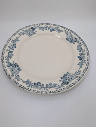Plat Terre de Fer St Amand modèle Guadeloupe décor floral bleu grisé ancien