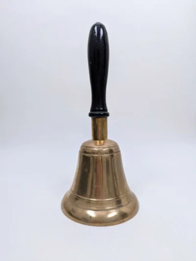Cloche de marine vintage en laiton avec manche en bois noir sculpté, objet décoratif de style paquebot France années 60, patine ancienne authentique.