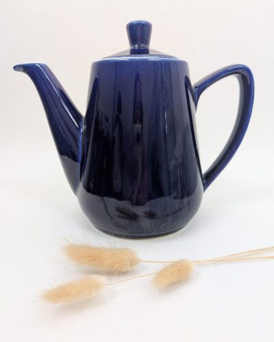 Cafetière et théière vintage en faïence bleu nuit avec poignée et bec verseur, finition émaillée brillante.