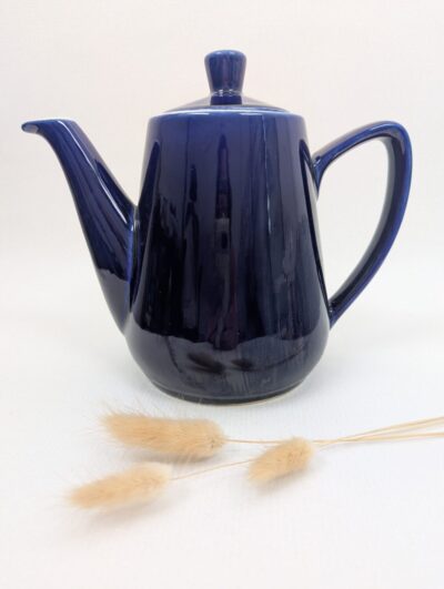 Cafetière théière ancienne en faïence bleu nuit émaillée, design vintage des années 70-80, céramique bleu d'encre brillante.