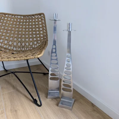 paire de grands bougeoirs sur socle en métal brossé