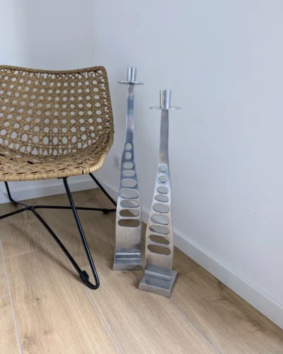 paire de grands bougeoirs sur socle en métal brossé