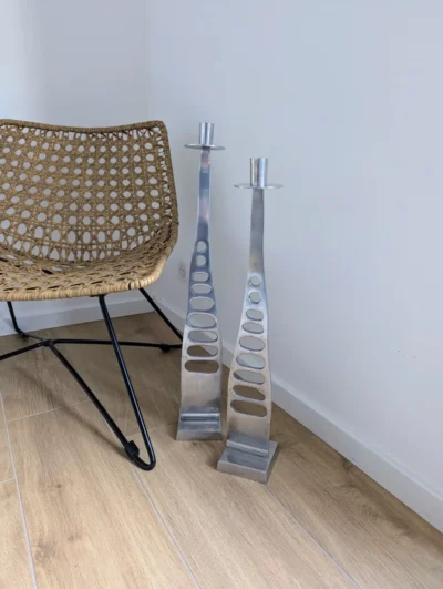paire de grands bougeoirs sur socle en métal brossé